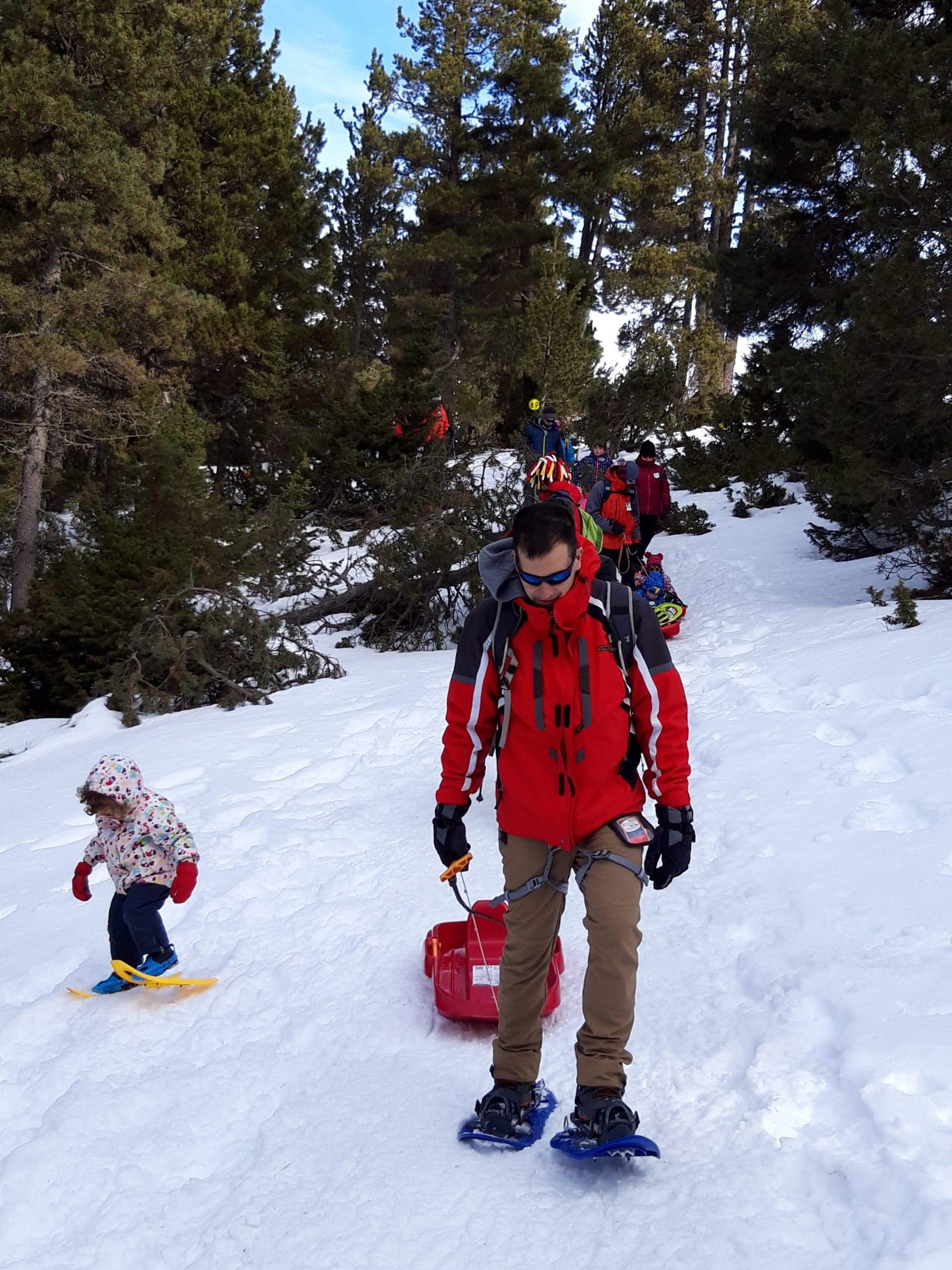 Hacer raquetas de nieve con niños: supertruco! Trineo+Arnés+ superpapas