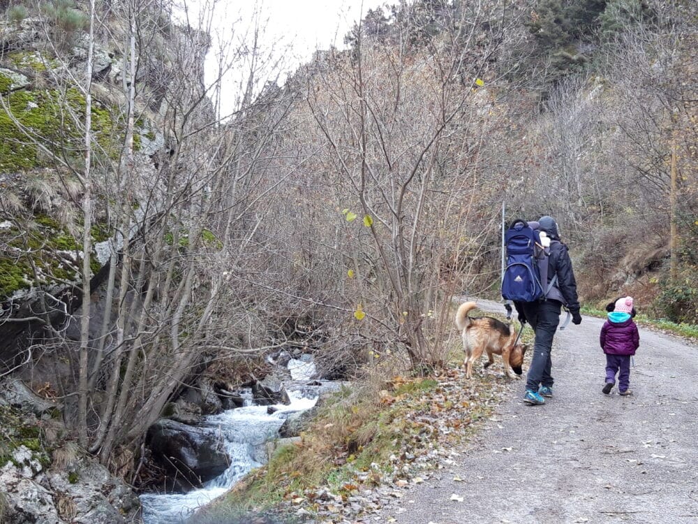 Caminando por la ruta de les Gorgues del Segre en Llo