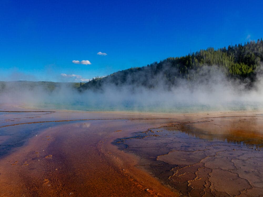 La alucinante piscina termal de colores de Prismatic en el Parque Nacional de Yellowston, dentro de las Montañas Rocosas