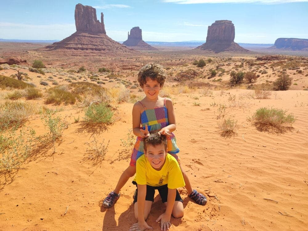 Los mittens al fondo, iconos del Valle de los Monumentos, un imprescindible que ver en Monument Valley