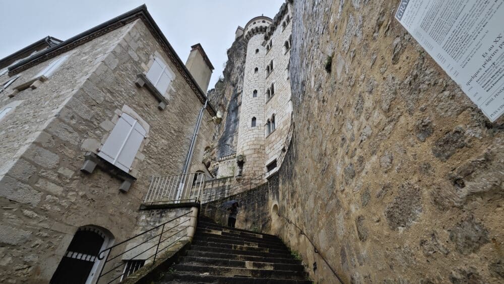 A grande escadaria das basílicas para a única rua de Rocamadour no Lot