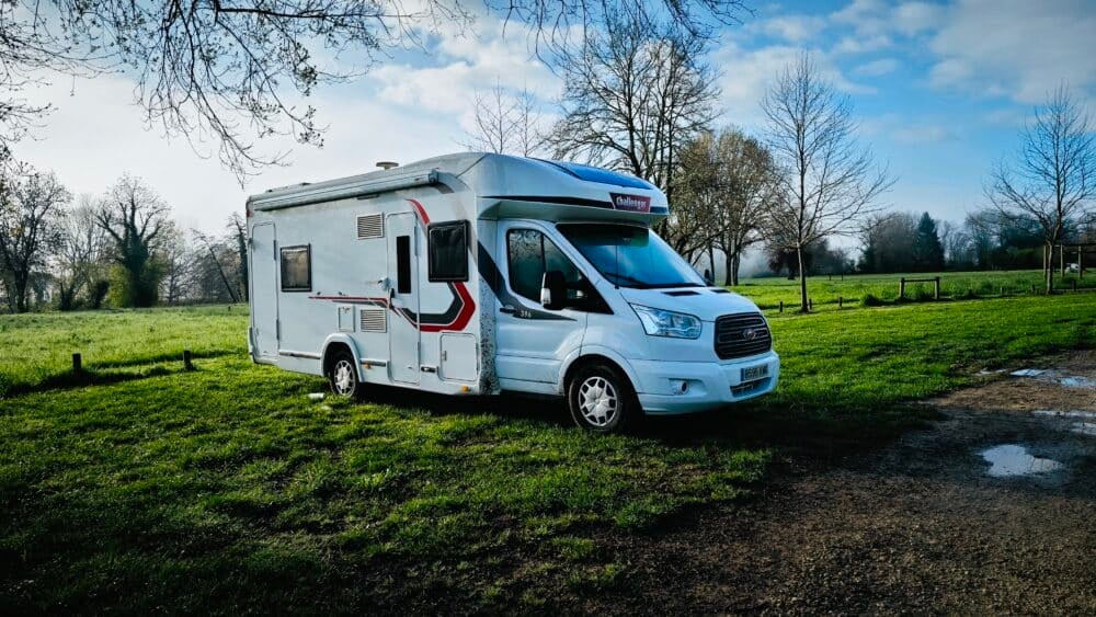 La magnífica área de autocaravanas pública de Le Bugue, frente al río y en una zona verde amplia.