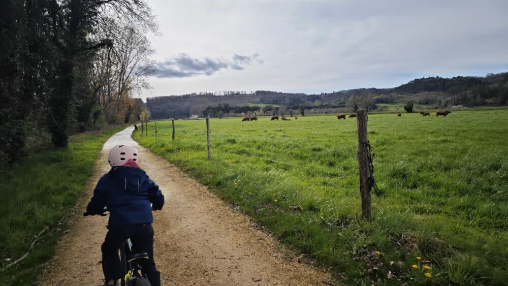 Pedaleando por la via verde del Vézère de Les Eyzies a Le Bugue