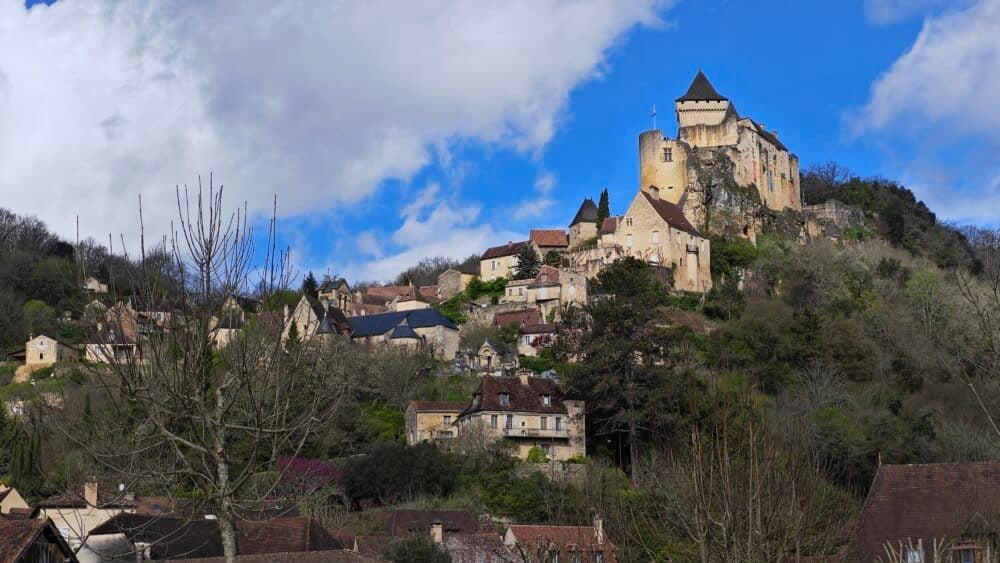 Castelnaud-la-Chapelle, con su castillo arriba, imprescindible que visitar en el Perigord Negro Dordoña