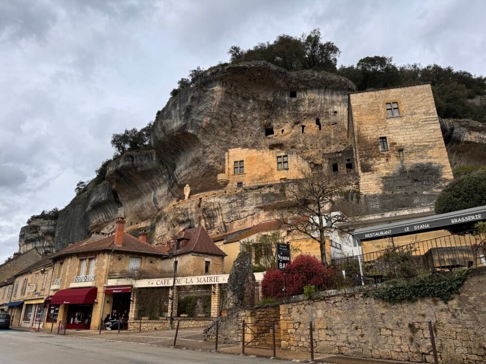 Abrigo rocoso en el centro de Les Eyzies, en el Valle de Vézère, Dordoña Perigord Negro