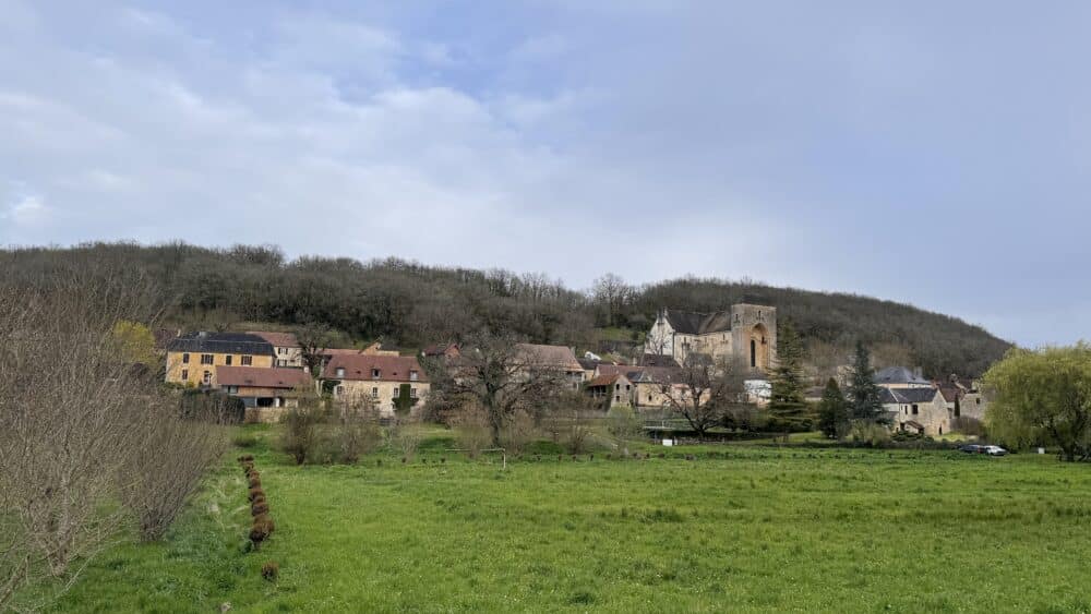 Vistas del pequeño pueblo precioso de Coly-Saint Amand