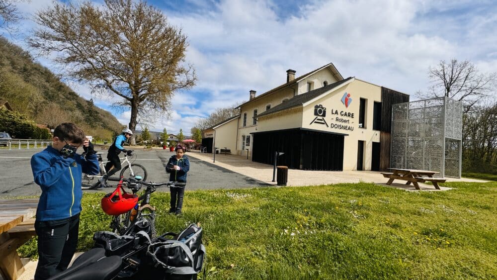 La Gare Robert Doisneau, de parada en la via verde del Perigord Negro