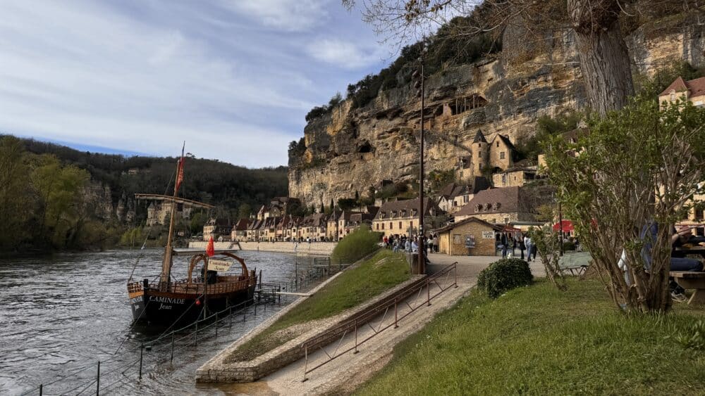 La Roque-Gageac, en el valle de la Dordoña, desde el muelle de las gabarras, antiguas embarcaciones