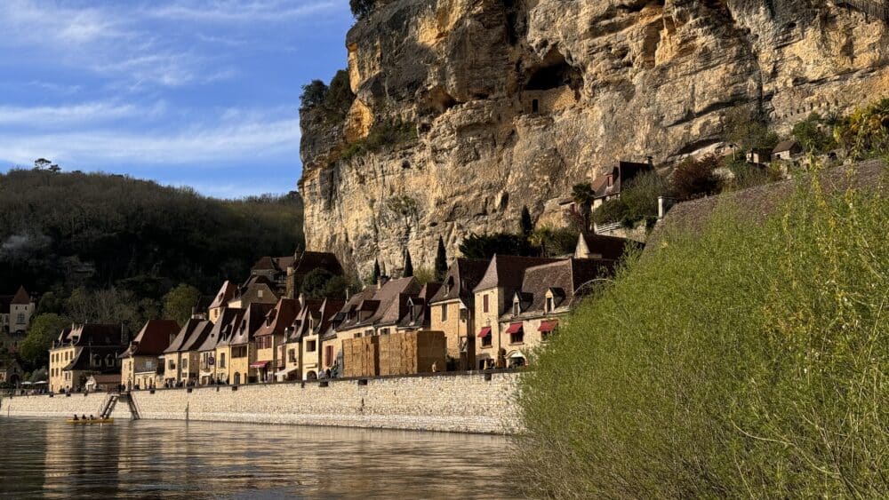 La Roque-Gageac, en el valle de la Dordoña, desde el muelle de las gabarras, antiguas embarcaciones