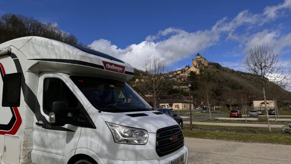 Nuestra Kucavana, autocaravana con la que hicimos la ruta por el Perigord Negro en la Dordoña. Aquí con vistas al Castillo de Castelnaud-la-Chapelle