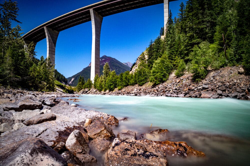 Río Kicking Horse, a nuestro paso durante el rafting, cerca de Golden BC Canadá