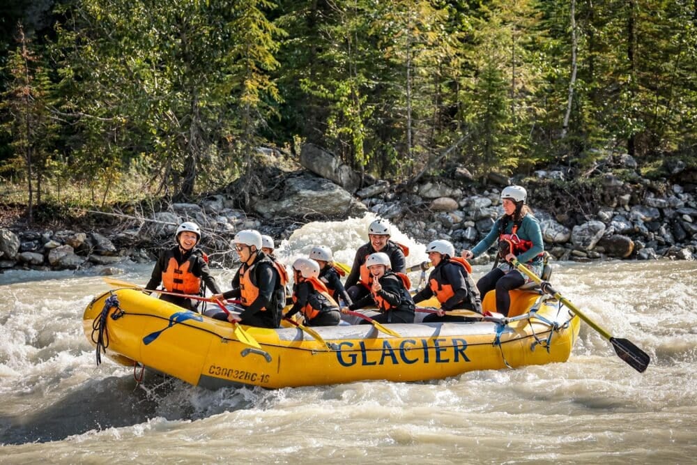 Haciendo rafting en el río Kicking Horse en Golden Canadá