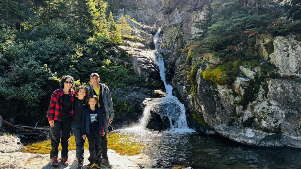 En la cascada Aster Falls, a la que se llega en un trail fácil de 4 km ir y volver desde el lago de Two Medicine, en el Parque Nacional de Glacier Montana, EEUU