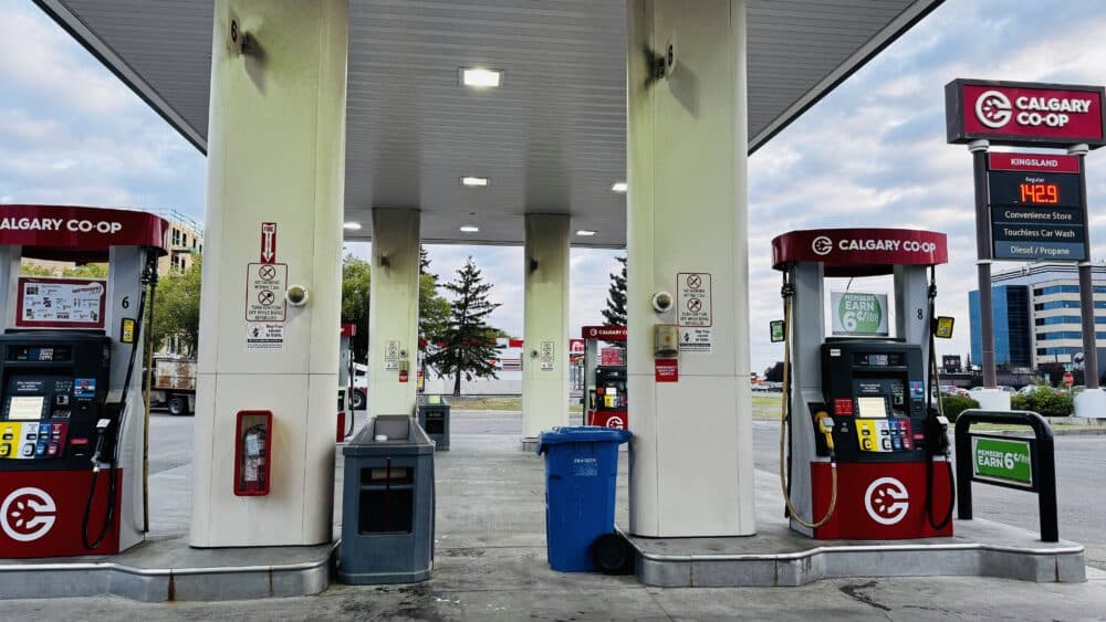 Gasolinera de Canadá con sus diferentes mangueras