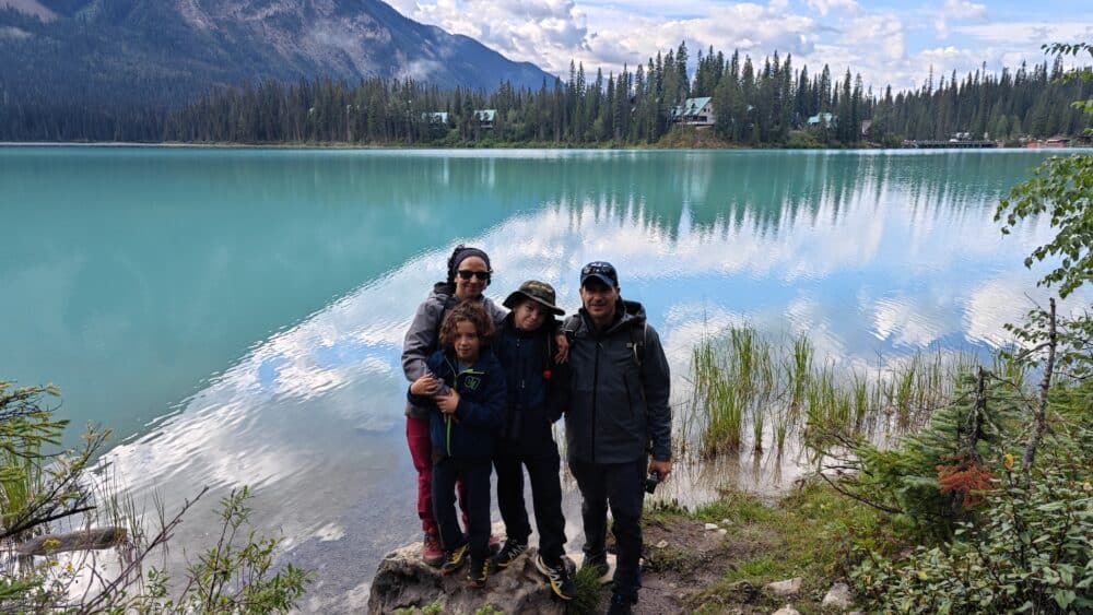 Nosotros al completo en el impresionante Emerald Lake, un must que ver en Yoho National Park