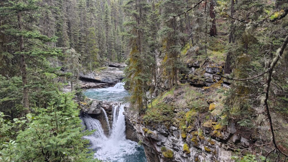 Cascadas en el camino, más bajas que las Lower y Upper Falls del Johnston Canyon