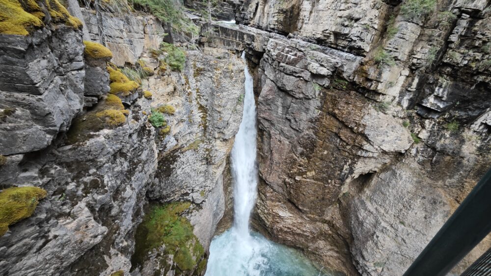 Ahora la fotografía de la Upper Falls desde el mirador de arriba, donde no había nadie . Johnston Canyon, Parque Nacional de Banff