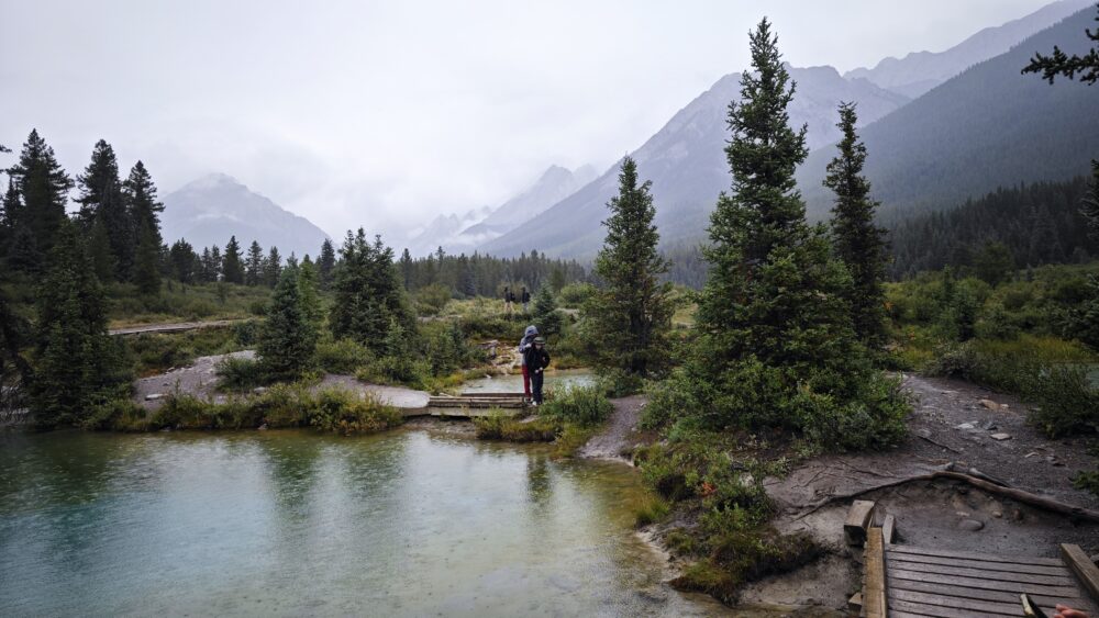 Algunas de las Inkpots, entre verdes y azules, en un día nublado y con lluvía en ese momento que nos cayó. Cañón de Johnston, Banff National Park Canadá