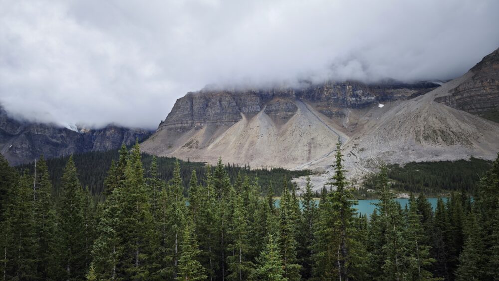 Vistas de montañas y lagos esmeraldas desde la carretera Icefields Parkway