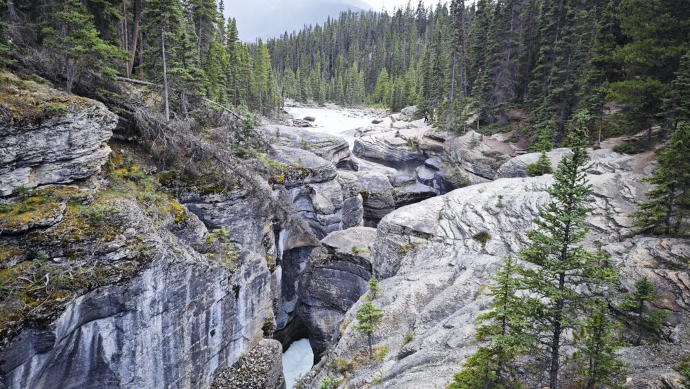 El Mistaya Canyon, vista desde un puente a 1 km del parking en la Icefield Parkway