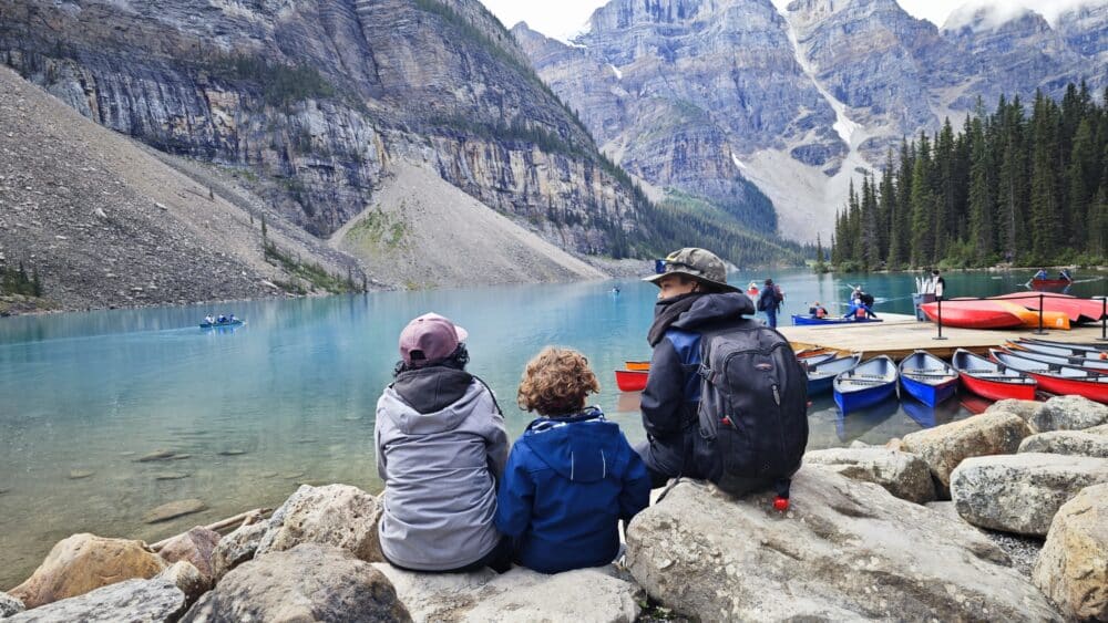 Contemplando embobados la belleza del Lago Morain, en el Parque Nacional de Banff, Canadá