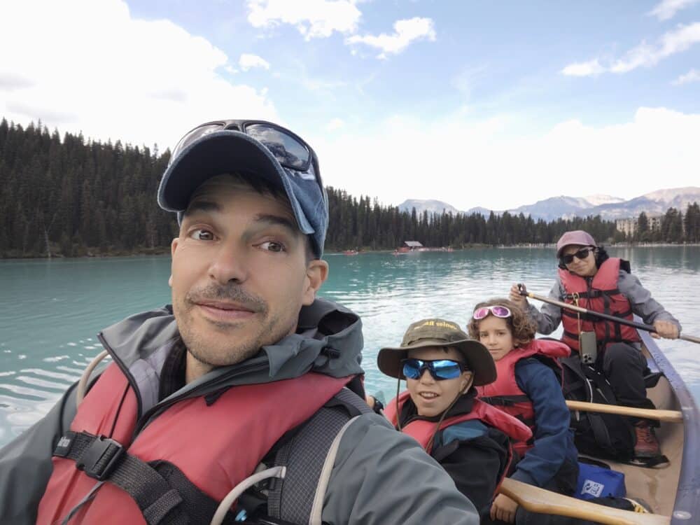 Remando en la canoa por el Lago Louise en Canadá