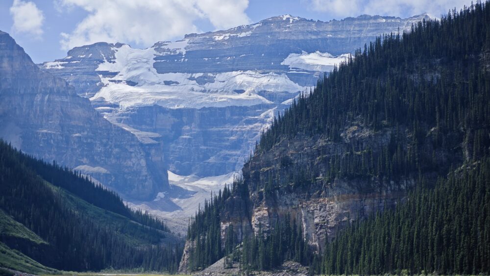 Glaciares que se ven desde Lake Louise de las llanuras de los Glaciares