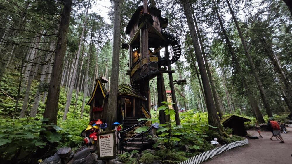 Casa de árbol más grande de Canadá en The Enchanted Forest