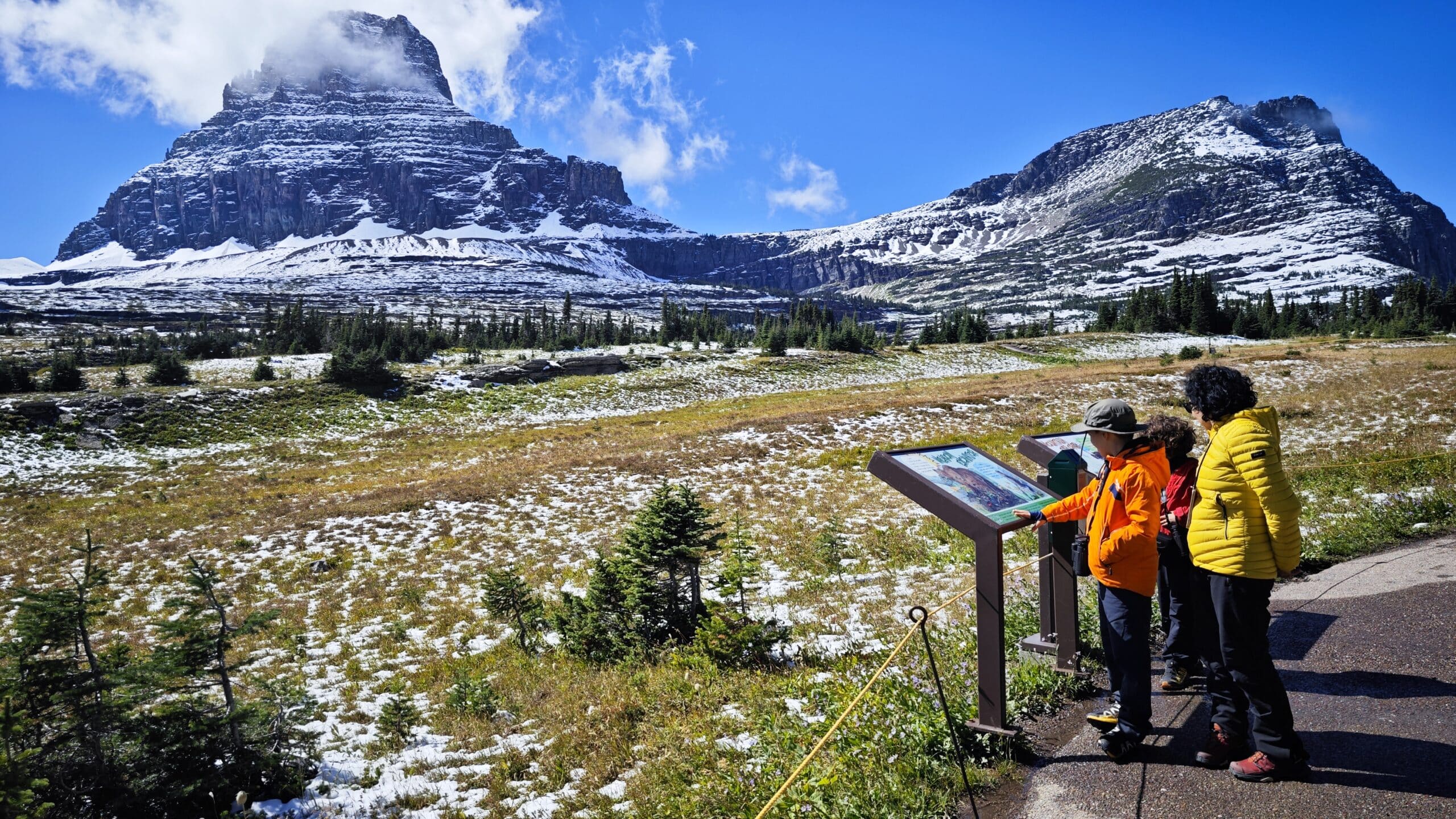 Marcher sur le sentier d'interprétation de Logan Pass, le point culminant de la route panoramique Going to the Sun dans le parc national des Glaciers, Montana, États-Unis