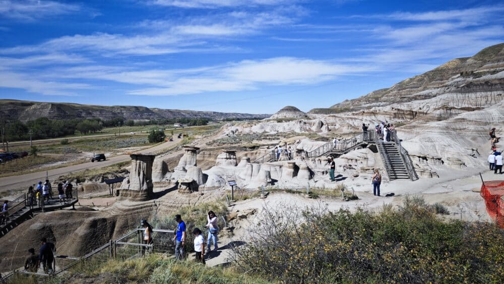 Panorámica de la zona de Hoodos de Drumheller, lleno de gente