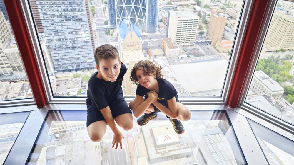 En el mirador de suelo de cristal de la Torre de Calgary