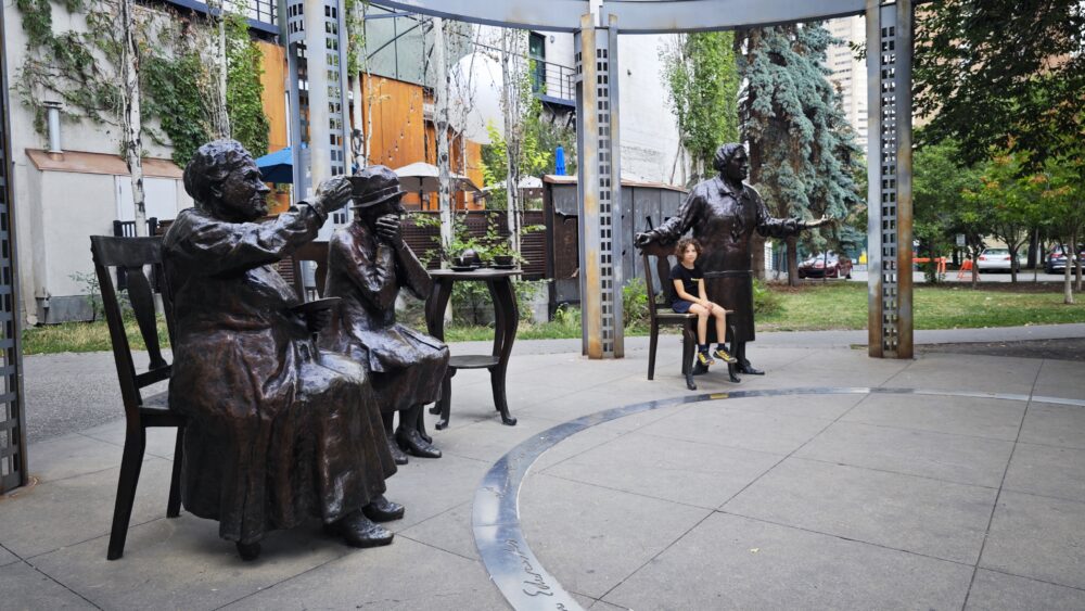 Esculturas de las 5 mujeres de la Plaza Olympic