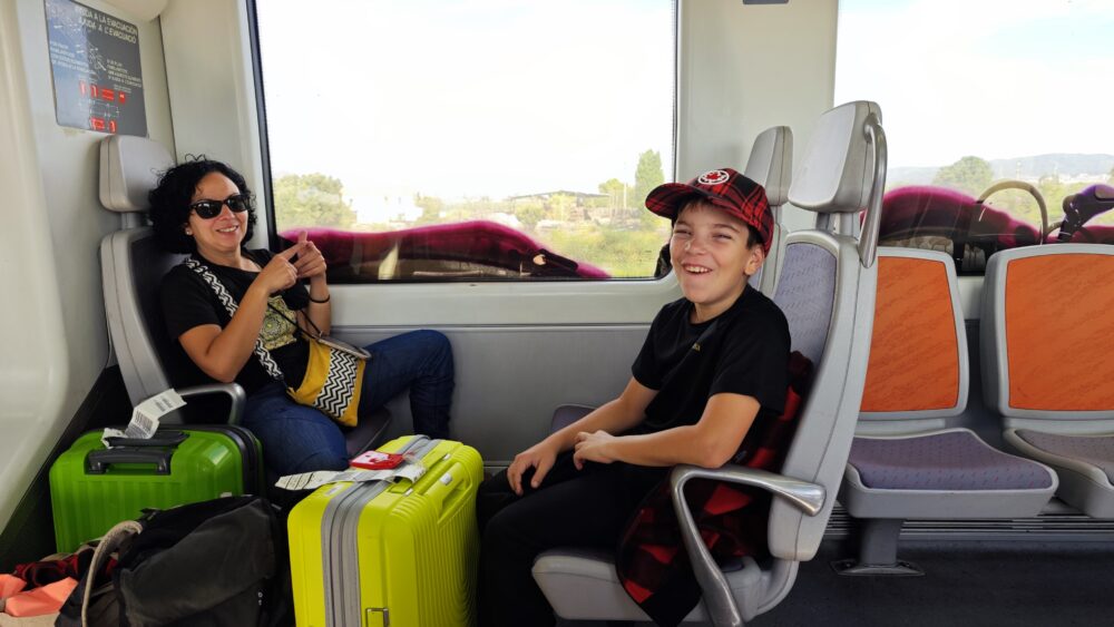 En el tren camino al aeropuerto de Barcelona con nuestras maletas para Canadá