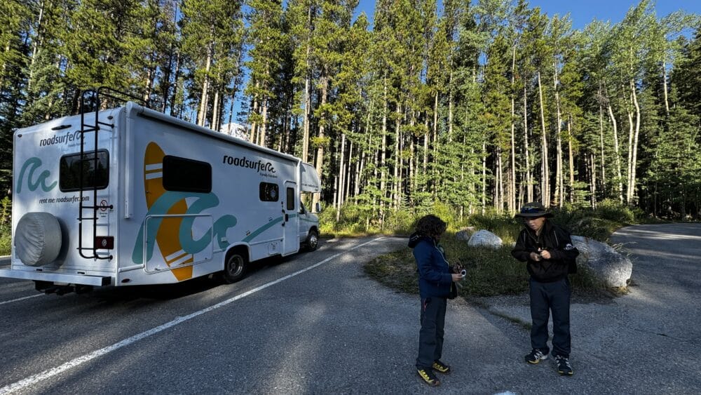 Estacionamiento reservado para autocaravanas del Minnewanka Lake en el Parque Nacional de Banff