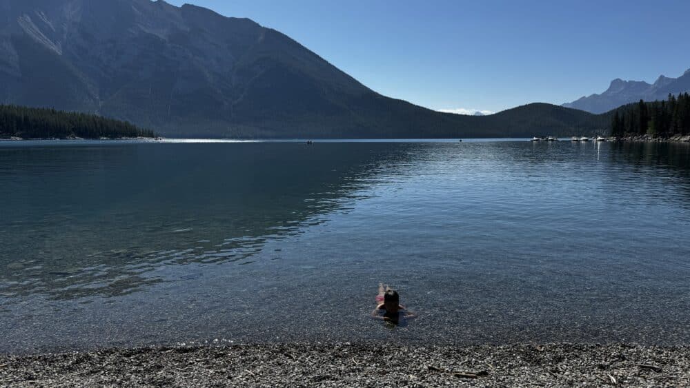 Bañito en el lago Minnewanka, Parque Nacional de Banff, Canadá