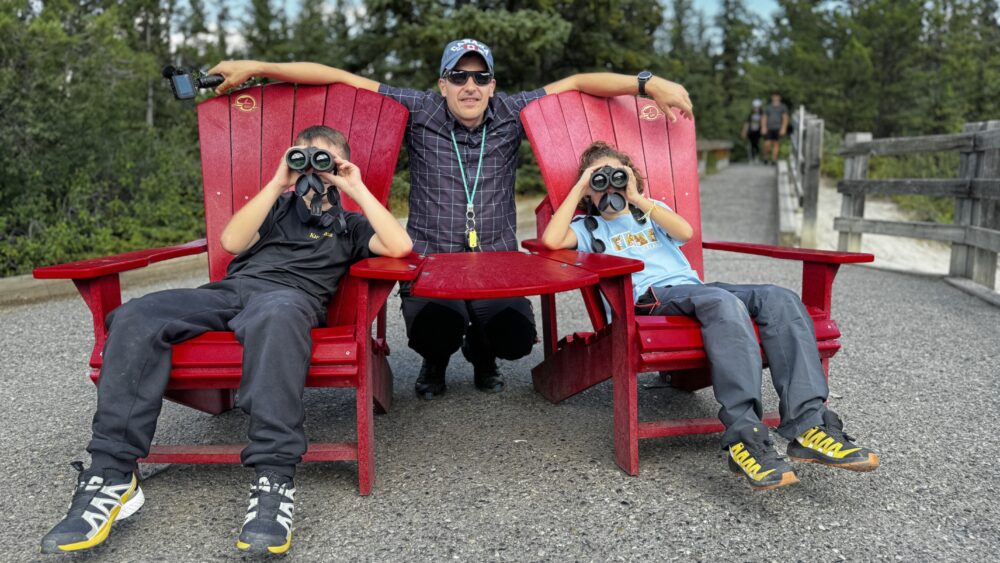 Así sí que se avista bien. Mirando con los binoculares la vida salvaje de Canadá en sus famosas sillas rojas de Parks Canada