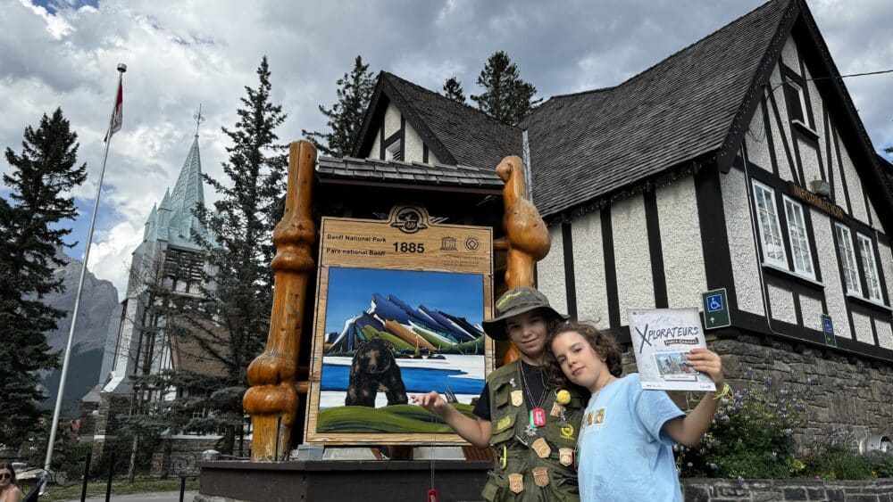 Programa Explorer en mano del Parque Nacional de Banff que nos acababan de dar en el Visitor Center (detrás)