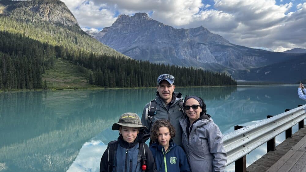 Nosotros al completo en el Emerald Lake, Yoho National Park de Canadá