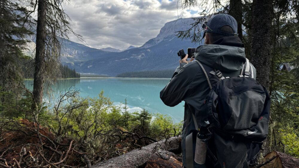 Jose fotografiando el precioso Emerald Lake, con su mochila donde el spray anti-osos siempre lo teníamos a mano