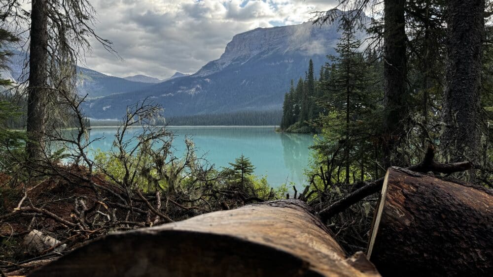 Emerald Lake, en el Parque Nacional de Yoho de Canadá.  A las 7h de la mañana con calma absoluta