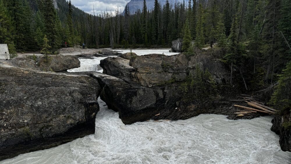 Natural Brige, un puente de roca natural precioso, en el Yoho National Park de Canadá