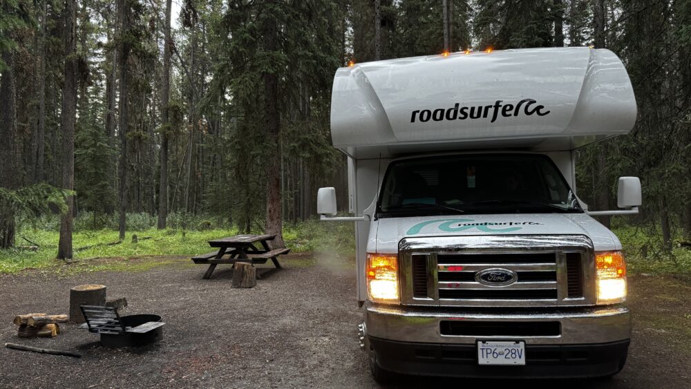 Nuestra parcela y autocaravana de alquiler en el Johnston Canyon Campground.