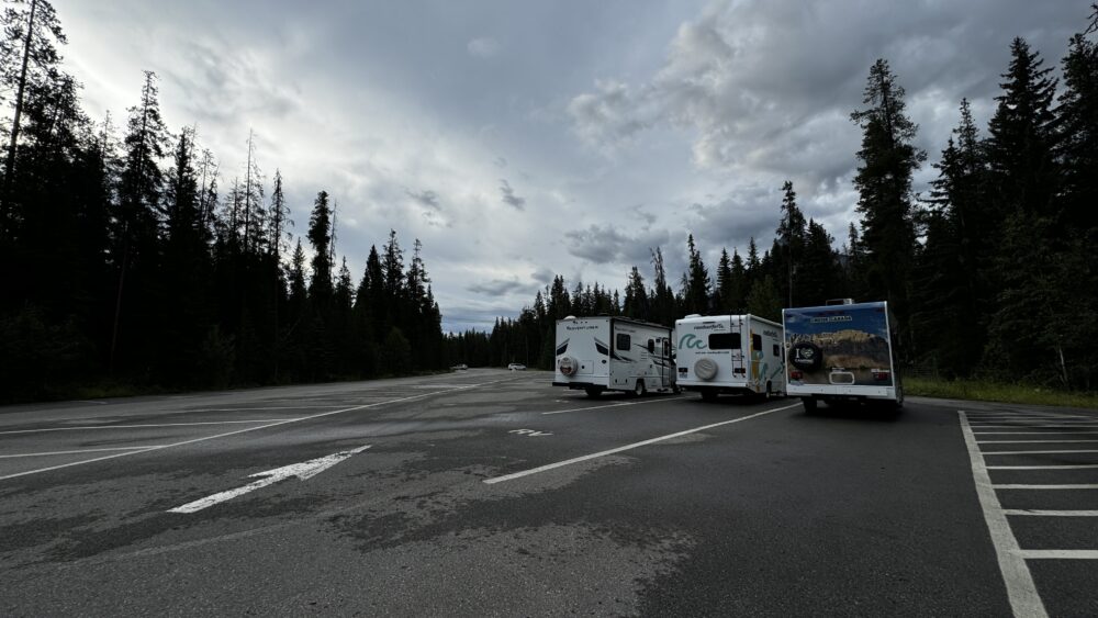 Estacionamiento en el Parking 2 de Johnston Canyon reservado para RVs, autocaravanas a las 7 horas de la mañana.