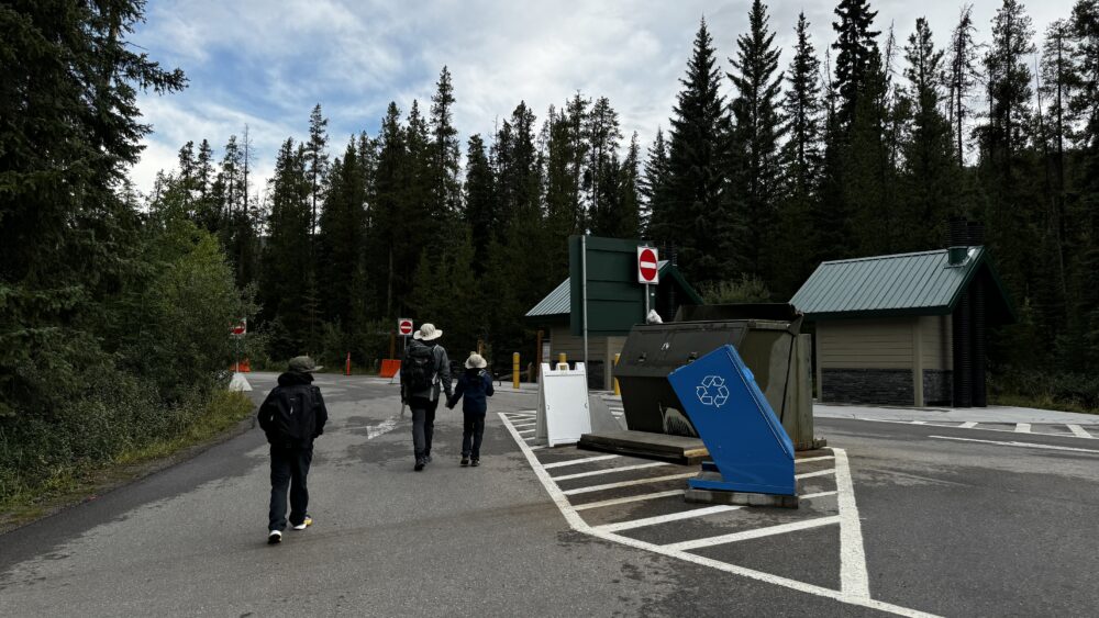 Entrada del parking 2 de Johnston Canyon, Parque Nacional de Banff Canadá