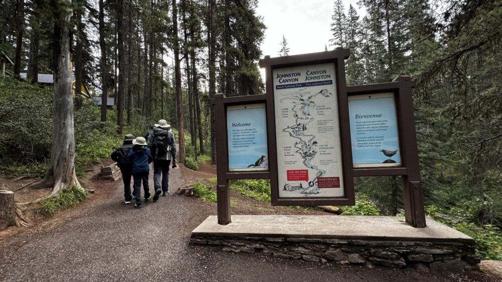 Entrada y acceso al Johnston Canyon Trail, donde te indican todos los puntos de visita, rutas posibles y indicaciones sobre los osos y vida salvaje.