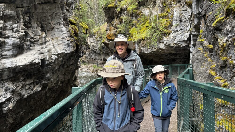 Trozo de la pasarela del primer tramo del Johnston Canyon hacia las Lower Falls, sobre el río y con rocas sobresalientes del cañón. Para nosotros el tramo más bonito y espectacular de todo el trail del Johnston Canyon, Parque Nacional de Banff, Canadá.