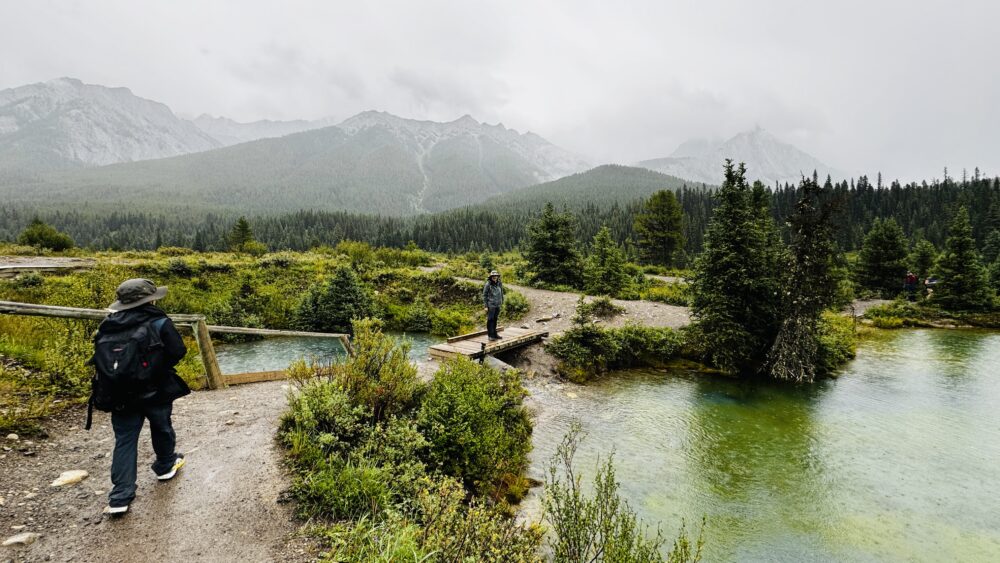 Algunas de las Inkpots, entre verdes y azules, en un día nublado y con lluvía en ese momento que nos cayó. Cañón de Johnston, Banff National Park Canadá