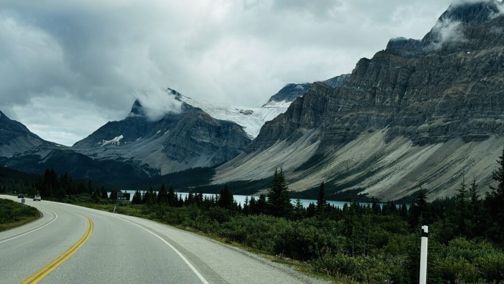 Carretera Icefield Parkway a nuestro paso entre pequeñas lluvias intermitentes