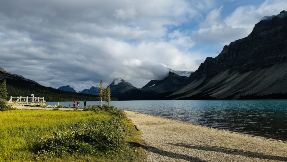 Orillas del Bow Lake cerca del loge que hay.