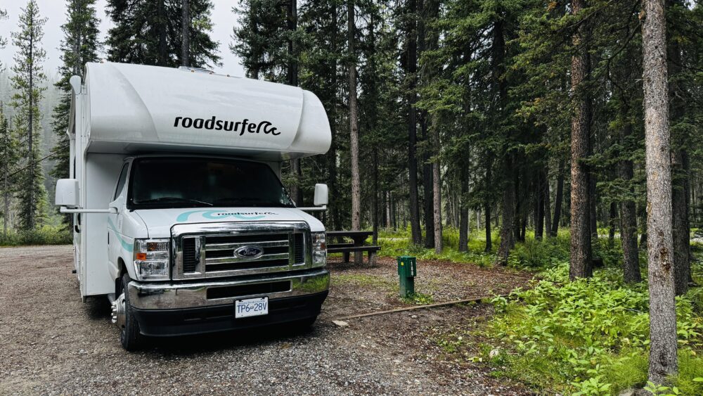 Nuestra autocaravana alquilada en la parcela de Lake Louise Campground